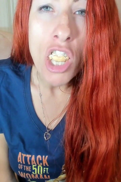 Giantess και καταβροχθίζει χωρικούς!
