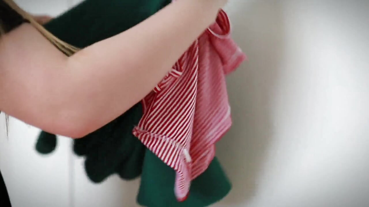 Pralles schätzchen zeigt löcher vor der kamera