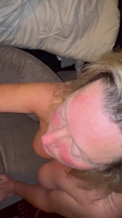 Жена сосет член и мастурбирует игрушкой ее задницу