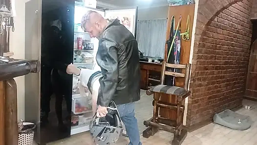 Seks di dapur dengan pengelir motor