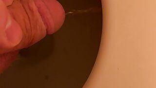 Pinkeln in der Toilette