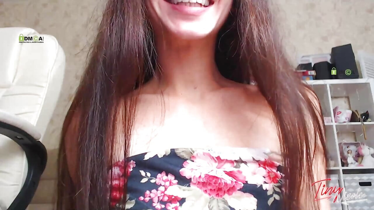 Ein junges college-mädchen zeigt ihren charme vor der kamera. In 4k-Auflösung