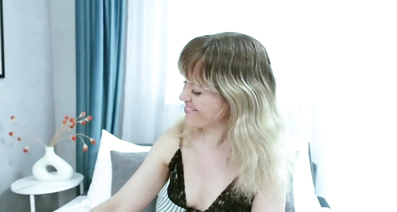 Jessie Diamond masturbira u krevetu sa svojom igračkom