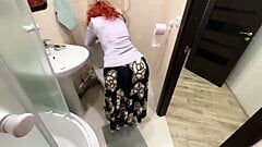 Une MILF rousse accepte de se faire sodomiser à la maison dans la salle de bain