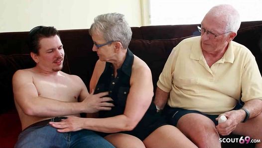 Vieja abuelita esposa y marido en primer trío con chico de polla grande