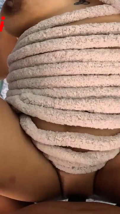 Ela colocou uma fantasia de Halloween tão sexy que eu não resisti, vê-la semi nua me deixou tão excitado que eu… | Clipe 2