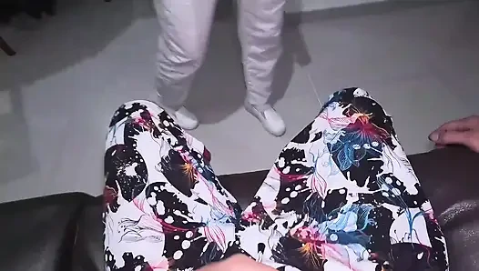 Я надеваю снаряжение моей сводной сестры медсестры, чтобы посетить пациентов в больнице и извлечь их сперму из моей киски.