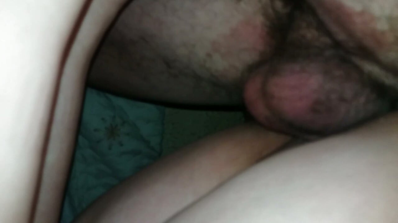 그는 장모를 좋아하지 않지만, 그녀를 세게 그리고 격렬하게 박아야 한다.
