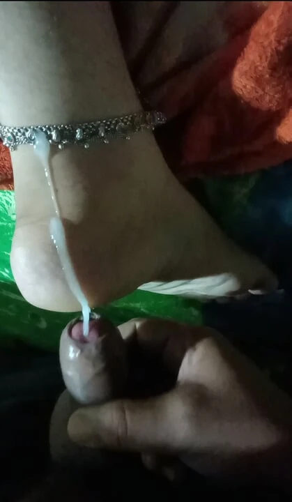 मैंने अपनी जानेमन के पैरों पर खूब सारा लेस उड़ेला