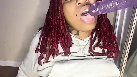 Чернокожая лесбуха соло сосет массивный дилдо