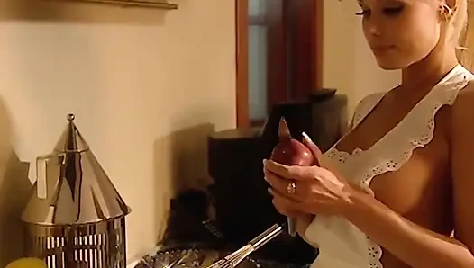 Pelayan ini menanggalkan pakaian untukmu