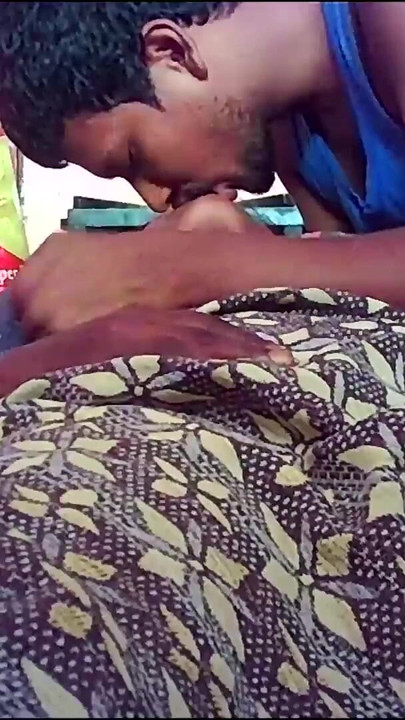 Trenutak koji morate podijeliti iz "Indijska seoska kućanica ljubi seksi sise"