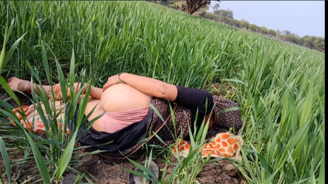 The Desi girl of the village, yearning for sex in the outdoor wheat field, is turning and turning and putting her fingers in her pussy and is persuading her brother-in-law to take land.