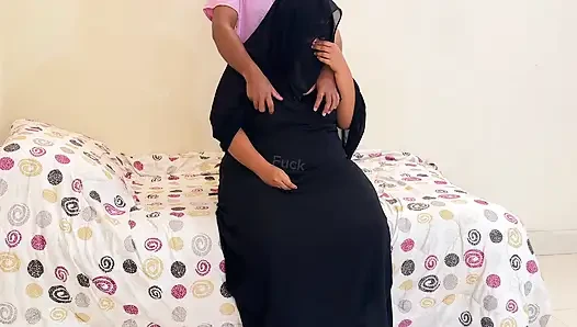 Büyük geniş amcık Suudi Müslüman büyük göt ve büyük göğüsler tuvalette yalnızken üvey oğlunu sikiyor