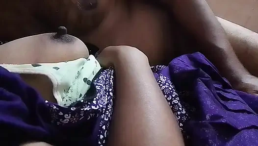 Груди тамильской деревенской девушки массажирует ее муж