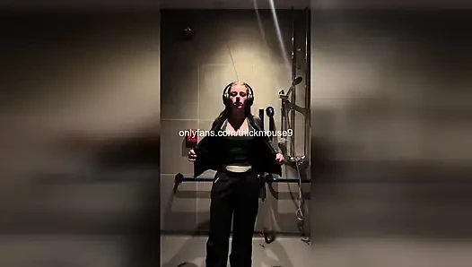 Едва достигаемую совершеннолетия девушку жестко пальцами во время живой трансляции с ТикТок!