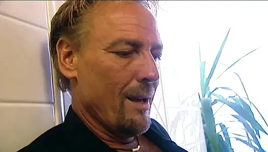 Para Kazanan Sarışın Amcık Yemekte Sert Sikiliyor