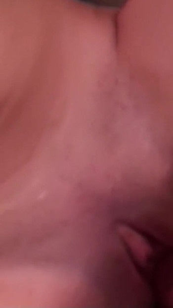 "Un momento memorable de "Pareja real con novia pelirroja de gran clítoris hecha duro sextape amateur cuando está sola en casa"