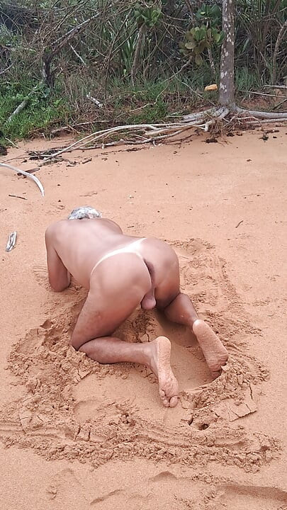 Ladysilva à la plage, nue, exhibant son cul bronzé et brûlant