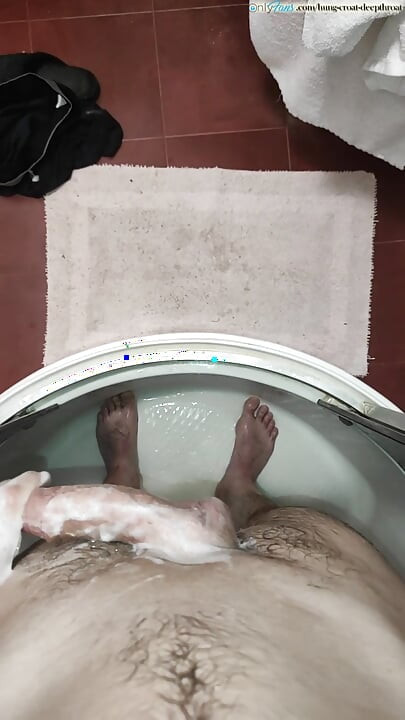 Drkanje mog neobrezanog kurca pod tušem