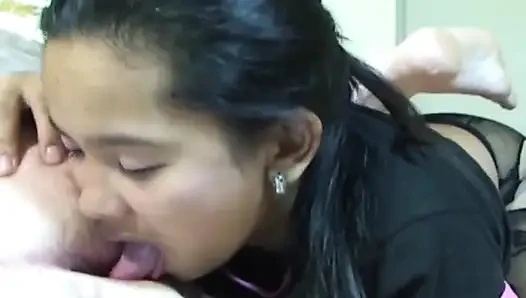 Exklusive philippinische amateurin sarah tiefe kehle, pissen, harter sex, zweimal sperma im mund.