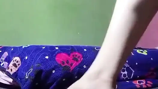 Мне очень нравится мастурбировать свою киску в различных позах