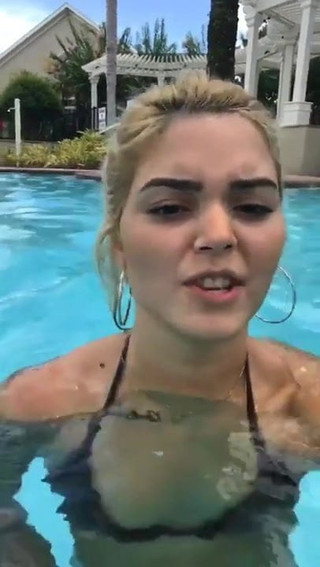 Aew - tay conti selfie em uma piscina