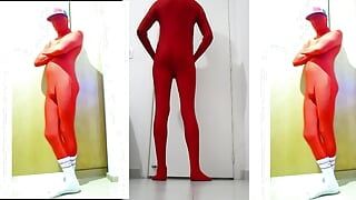 Fun à la maison avec un costume rouge zentai, partie 2