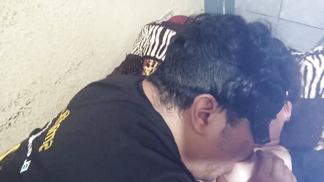 我的丈夫撫摸我，幫我手淫，我用乳房美味地母乳餵養他