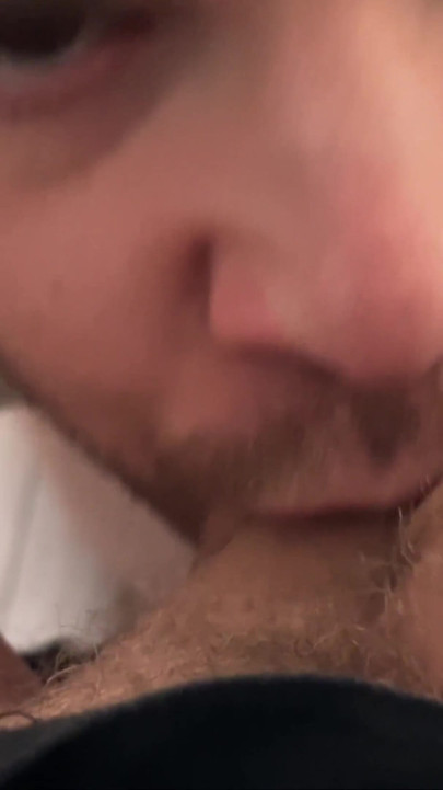 Moment captivant de la "M-am târât sub biroul lui... și a ajuns plin de spermă"