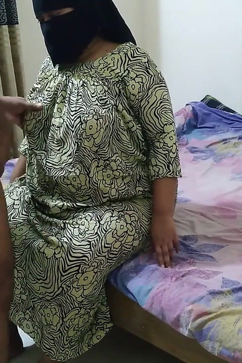 Bare stan aur bari gand vaali muslim aanti mujhe chodna chaahti hai main padh raha hoon ki main uske kamre men gaya aur bistar par chudaee ki