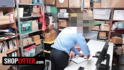 Shoplyfter - dieser schöne teenager wird es leid tun, dass er versucht, aus justin Magnums Laden zu stehlen