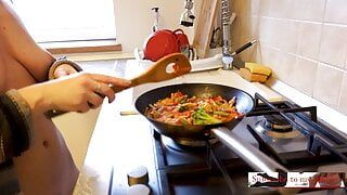 主婦が自宅でキッチンで裸で素早い夕食を作る。コンピレーション