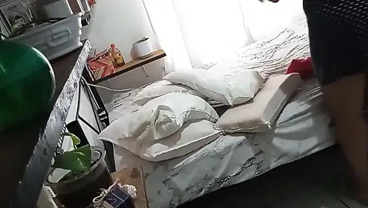 Olgun orta yaşlı seksi kadın odasını temizliyor 1