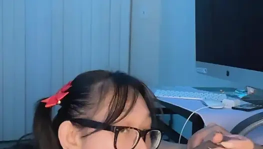 Cewek asia kutu buku yang hot lagi asik nyepong dan ngocok kontol sampai dicrot di muka