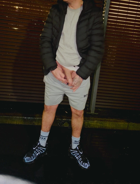 Leon'un herkesin içinde tek fit yarak halkası takarak canavar yarağını çekmesini ve patronun kim olduğunu herkese göstermesini izleyin