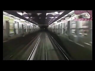 Chupando el conductor de la máquina del metro