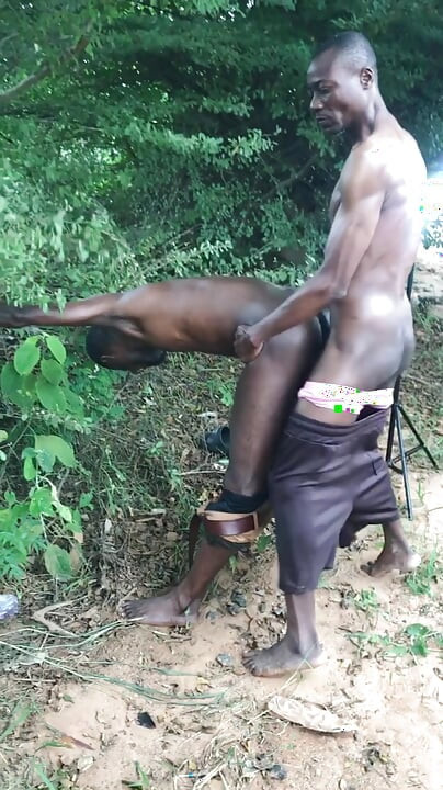 흑인 자지를 가진 아프리카 남성이 시원한 바람을 느끼며 밖에서 섹스