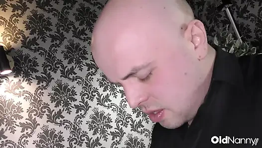 Oldnanny - cewek hot rambut pirang lagi asik mengisap kontol di sofa sambil mengisap kontol besar di sofa