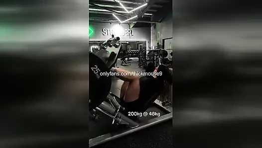 TikTok Live-Fitnessstudio gangbang: 5 Fremde besamen 18-jährige muschi