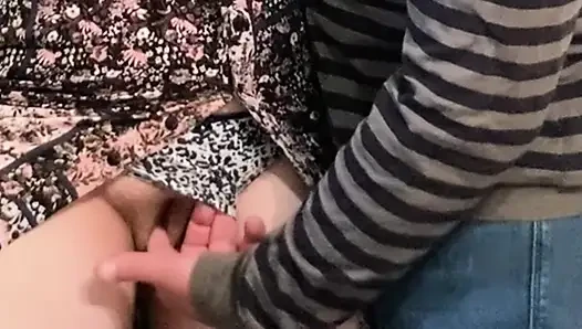 Die finger dieses fremden reibten meine muschi unter dem rock