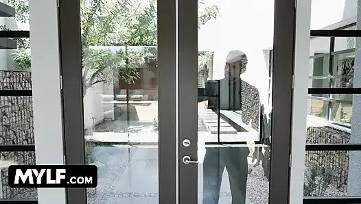 Mylfdom - bağlı orta yaşlı seksi kadın sikiliyor ve üzerine boşalıyor