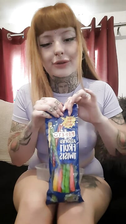 Göttin kaut und spuckt süße leckereien aus