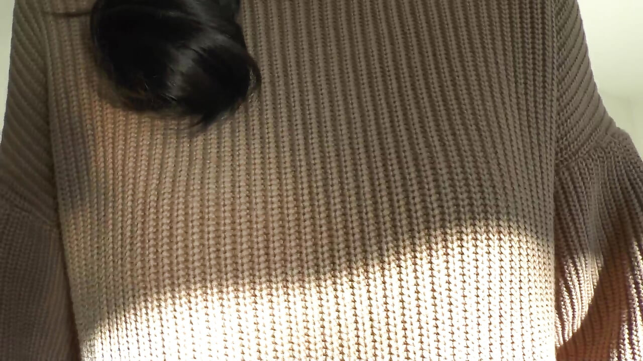 Свърши върху пуловера ми! Лейди Виктория Валенте в дебел пуловер с водолазка