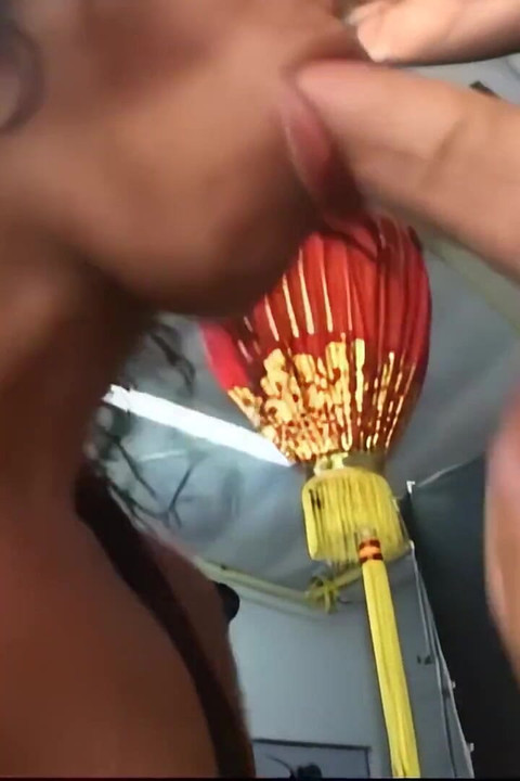 그녀는 누구와도 비교할 수 없는 수탉 마법사를 얻습니다.