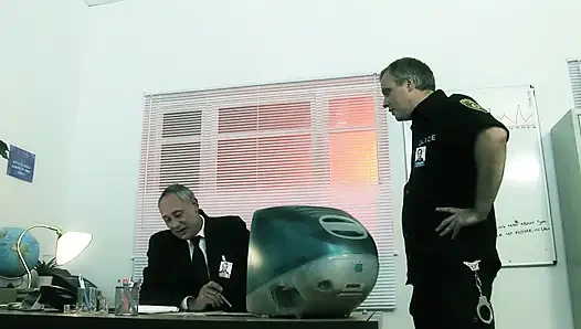 Vollbusige brünette wird von zwei polizisten gefickt