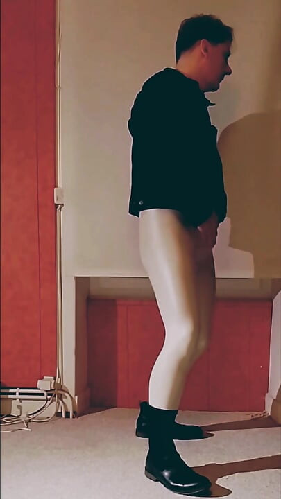 Masturbação através de leggings brancas de vinil