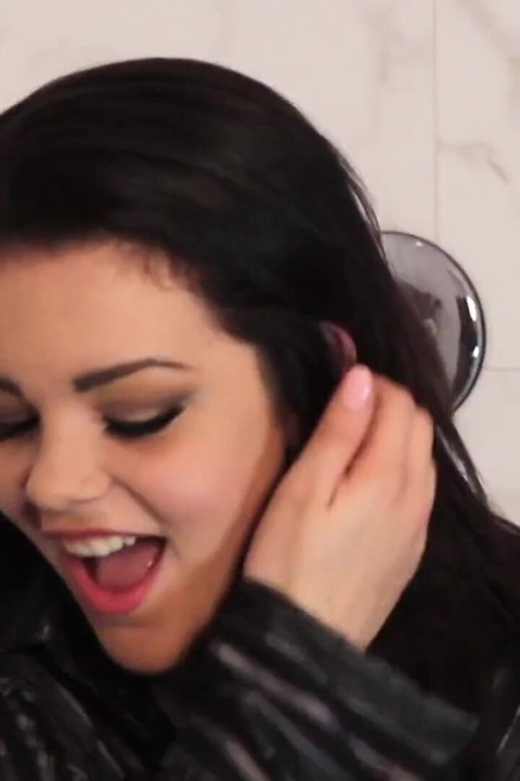 Should be a romantic dinner but my best friend deice to start great lesbian sex and squirt on the bath