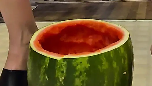 Длинноногий. Оставайся гидратированным!