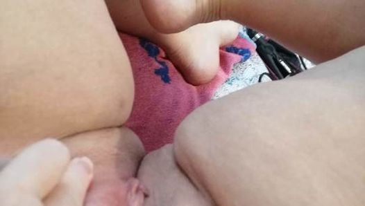 Сексуальная милфа-толстушка с большой задницей и киской мастурбирует и испытывает оргазм
